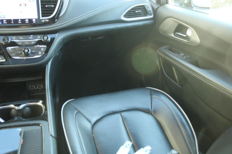 Chrysler Pacifica Vehicle Full-screen Gallery Image 13