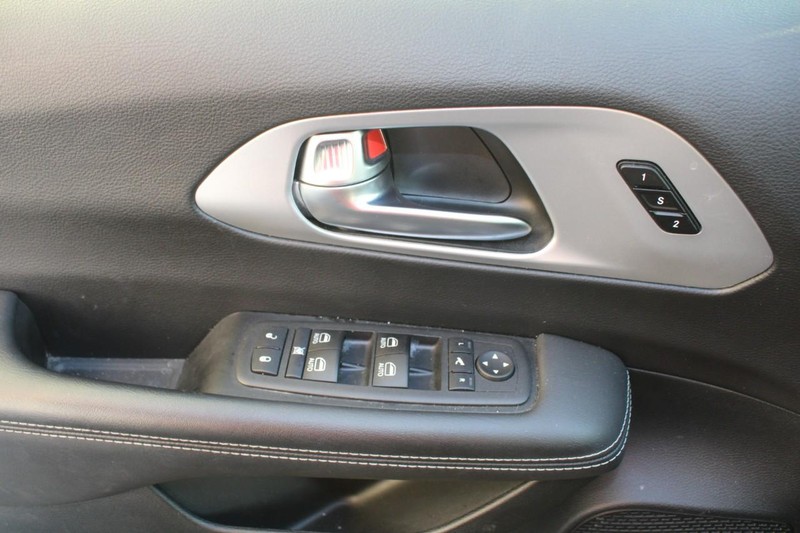 Chrysler Pacifica Vehicle Full-screen Gallery Image 14