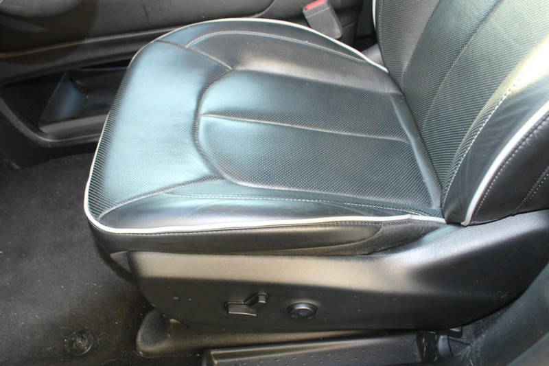 Chrysler Pacifica Vehicle Full-screen Gallery Image 15