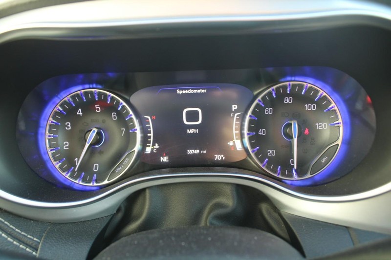 Chrysler Pacifica Vehicle Full-screen Gallery Image 17