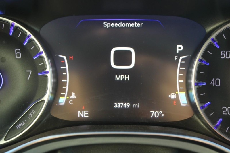 Chrysler Pacifica Vehicle Full-screen Gallery Image 18