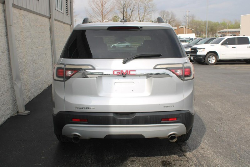 GMC Acadia Vehicle Full-screen Gallery Image 04