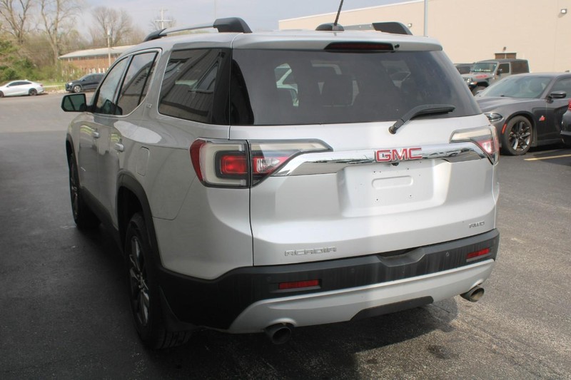 GMC Acadia Vehicle Full-screen Gallery Image 05