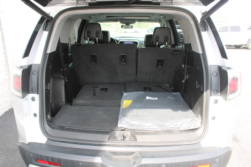 GMC Acadia Vehicle Full-screen Gallery Image 06