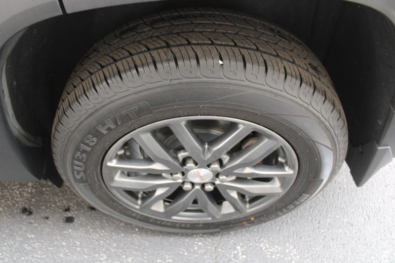 GMC Acadia Vehicle Full-screen Gallery Image 07