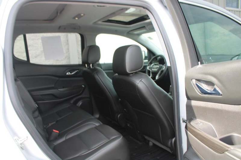 GMC Acadia Vehicle Full-screen Gallery Image 09