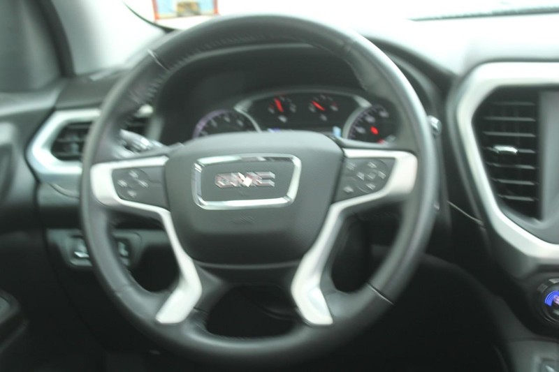 GMC Acadia Vehicle Full-screen Gallery Image 11
