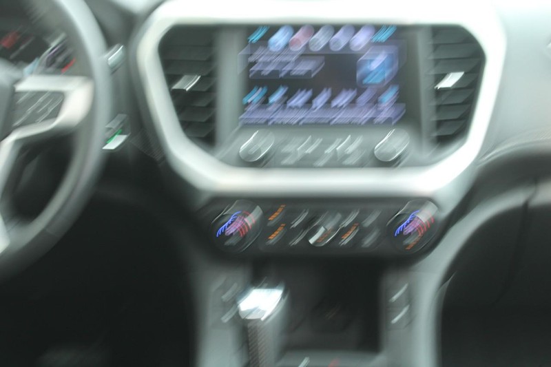 GMC Acadia Vehicle Full-screen Gallery Image 12