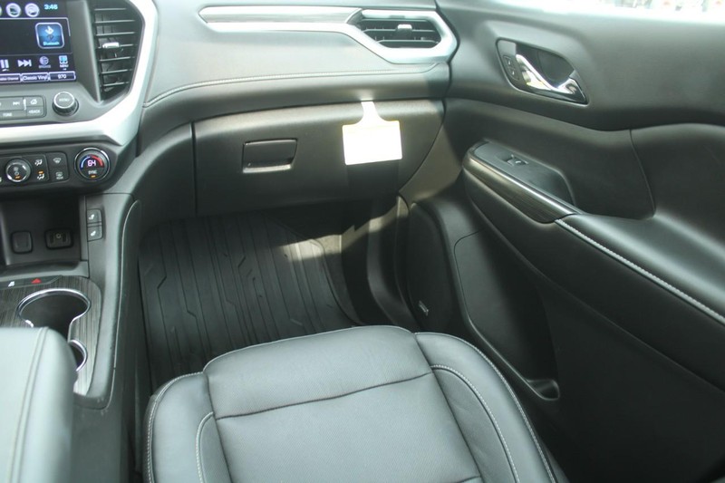 GMC Acadia Vehicle Full-screen Gallery Image 13