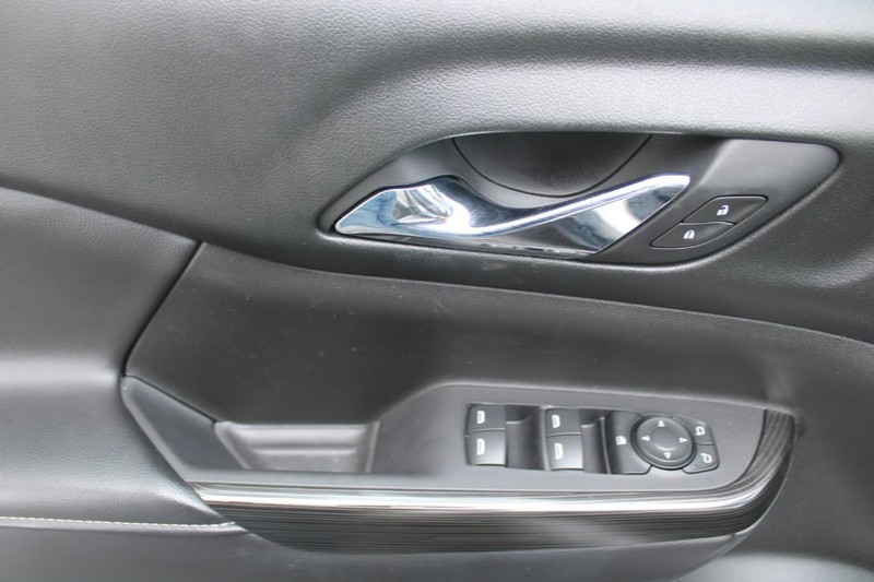 GMC Acadia Vehicle Full-screen Gallery Image 14