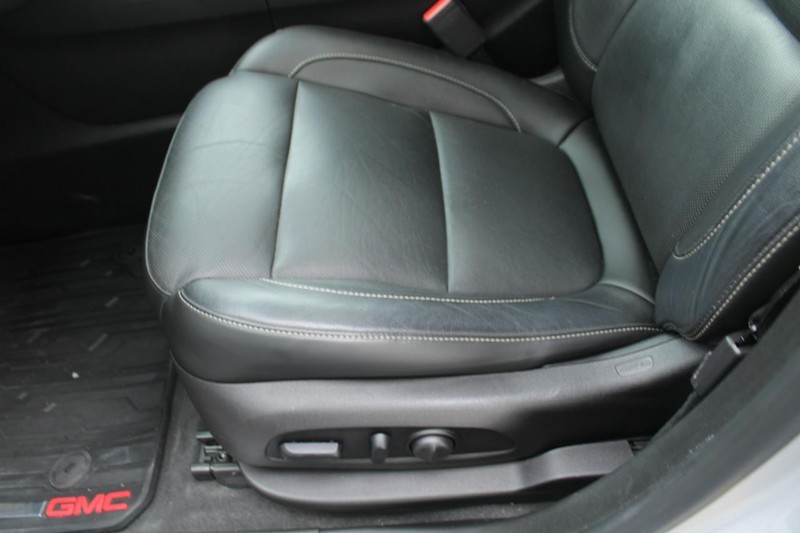 GMC Acadia Vehicle Full-screen Gallery Image 15