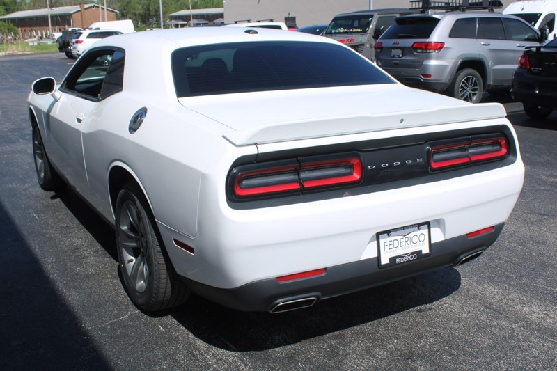 Dodge Challenger Vehicle Full-screen Gallery Image 05