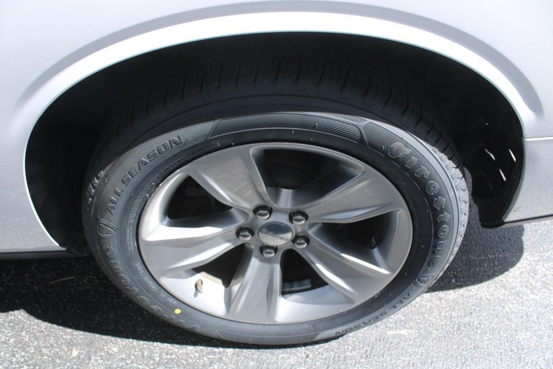 Dodge Challenger Vehicle Full-screen Gallery Image 07