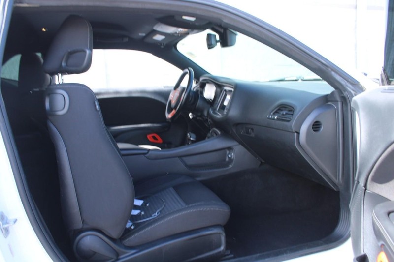 Dodge Challenger Vehicle Full-screen Gallery Image 09