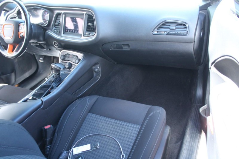 Dodge Challenger Vehicle Full-screen Gallery Image 11