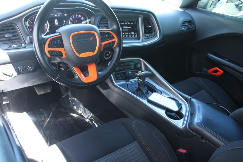 Dodge Challenger Vehicle Full-screen Gallery Image 12