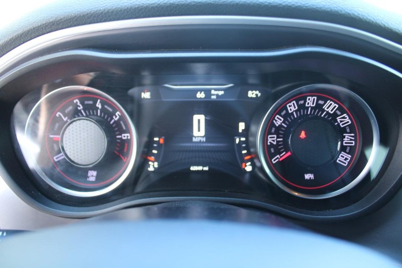 Dodge Challenger Vehicle Full-screen Gallery Image 16