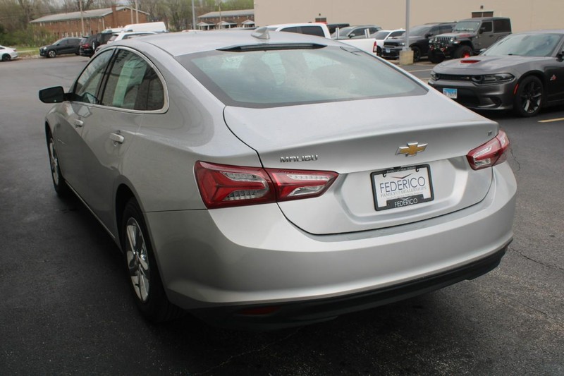 Chevrolet Malibu Vehicle Full-screen Gallery Image 05