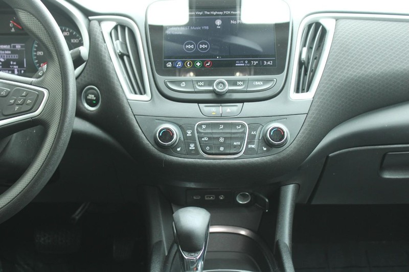 Chevrolet Malibu Vehicle Full-screen Gallery Image 12