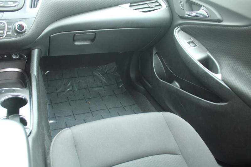 Chevrolet Malibu Vehicle Full-screen Gallery Image 13