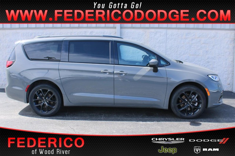 Chrysler Pacifica Vehicle Full-screen Gallery Image 01