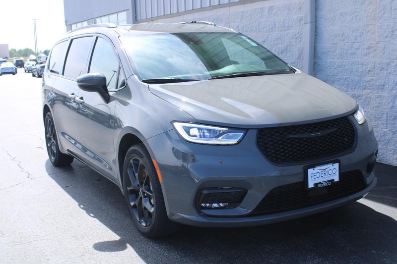 Chrysler Pacifica Vehicle Full-screen Gallery Image 02