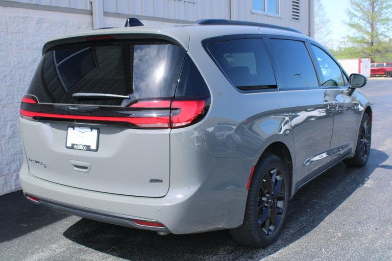 Chrysler Pacifica Vehicle Full-screen Gallery Image 03