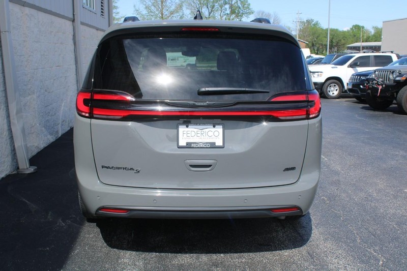 Chrysler Pacifica Vehicle Full-screen Gallery Image 04