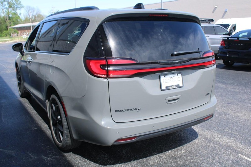 Chrysler Pacifica Vehicle Full-screen Gallery Image 05