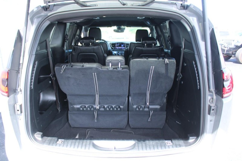 Chrysler Pacifica Vehicle Full-screen Gallery Image 06