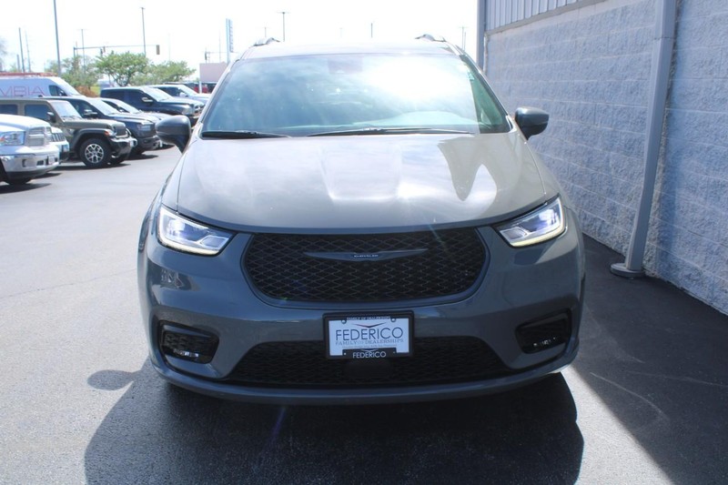 Chrysler Pacifica Vehicle Full-screen Gallery Image 08