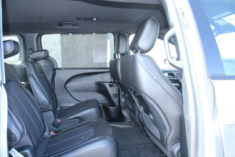 Chrysler Pacifica Vehicle Full-screen Gallery Image 09