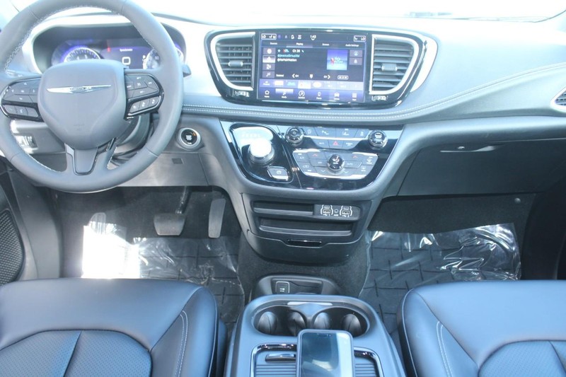 Chrysler Pacifica Vehicle Full-screen Gallery Image 10
