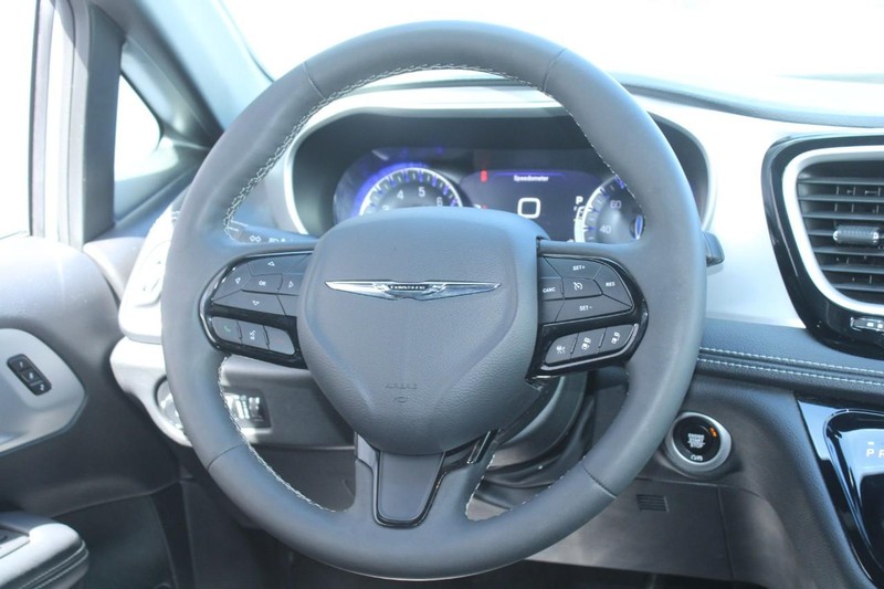 Chrysler Pacifica Vehicle Full-screen Gallery Image 11