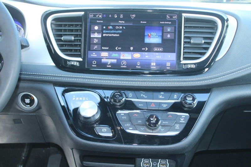 Chrysler Pacifica Vehicle Full-screen Gallery Image 12