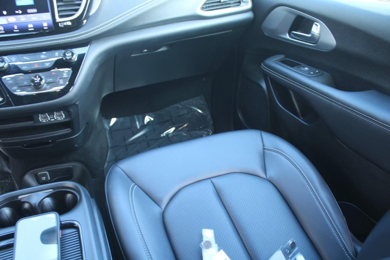 Chrysler Pacifica Vehicle Full-screen Gallery Image 13