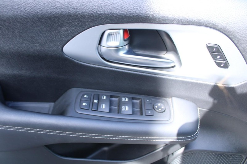 Chrysler Pacifica Vehicle Full-screen Gallery Image 14