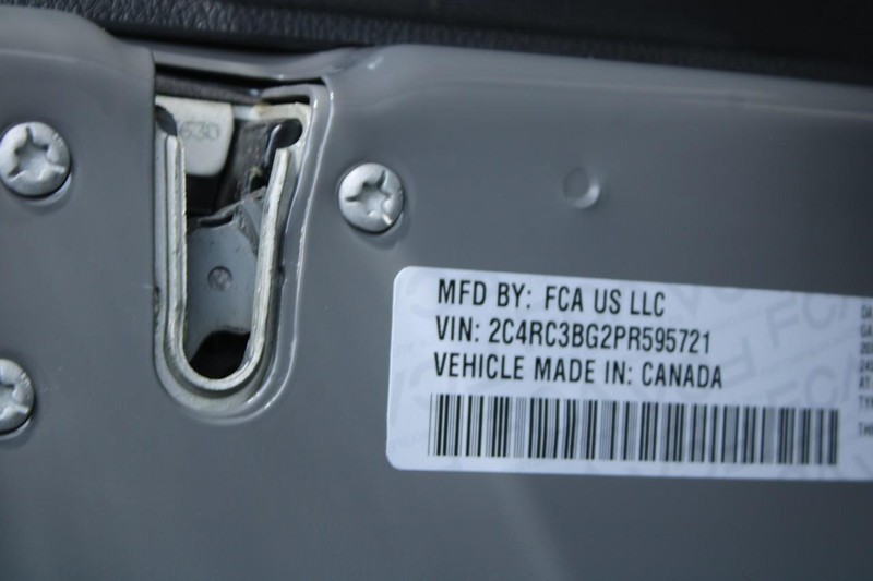 Chrysler Pacifica Vehicle Full-screen Gallery Image 16