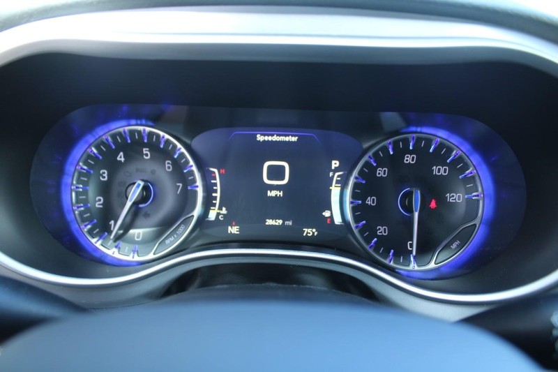 Chrysler Pacifica Vehicle Full-screen Gallery Image 17