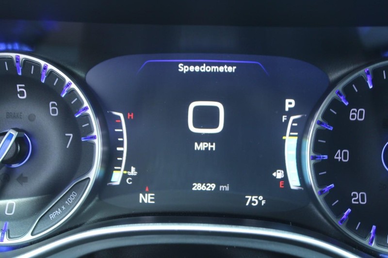 Chrysler Pacifica Vehicle Full-screen Gallery Image 18