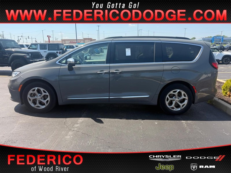 Chrysler Pacifica Vehicle Full-screen Gallery Image 01