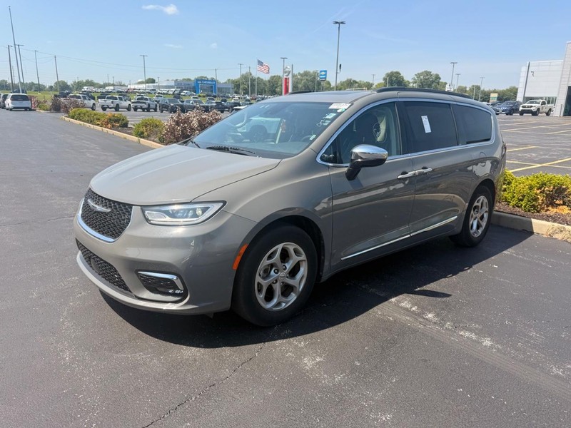 Chrysler Pacifica Vehicle Full-screen Gallery Image 02