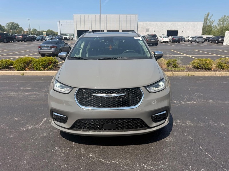 Chrysler Pacifica Vehicle Full-screen Gallery Image 03