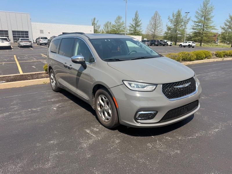 Chrysler Pacifica Vehicle Full-screen Gallery Image 04