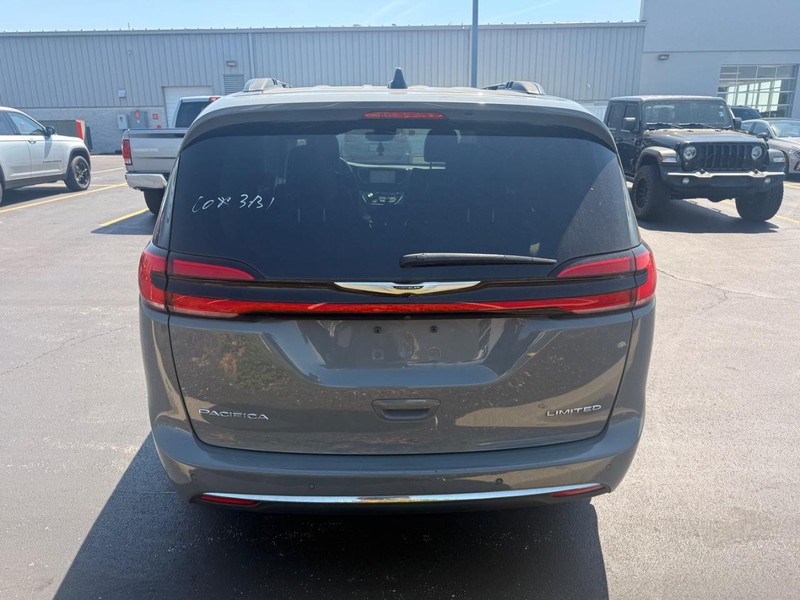 Chrysler Pacifica Vehicle Full-screen Gallery Image 05