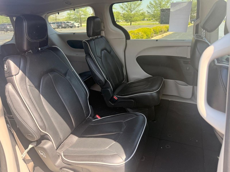 Chrysler Pacifica Vehicle Full-screen Gallery Image 06