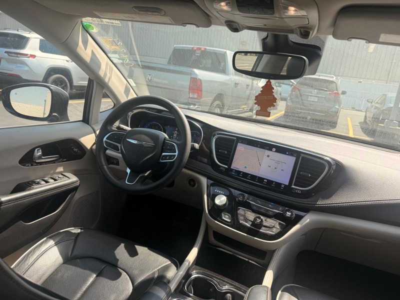 Chrysler Pacifica Vehicle Full-screen Gallery Image 07