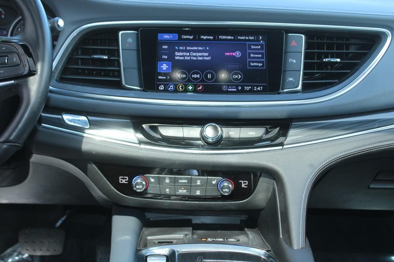 Buick Enclave Vehicle Full-screen Gallery Image 12