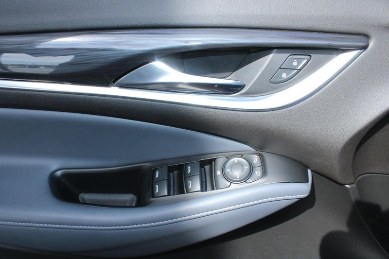 Buick Enclave Vehicle Full-screen Gallery Image 14