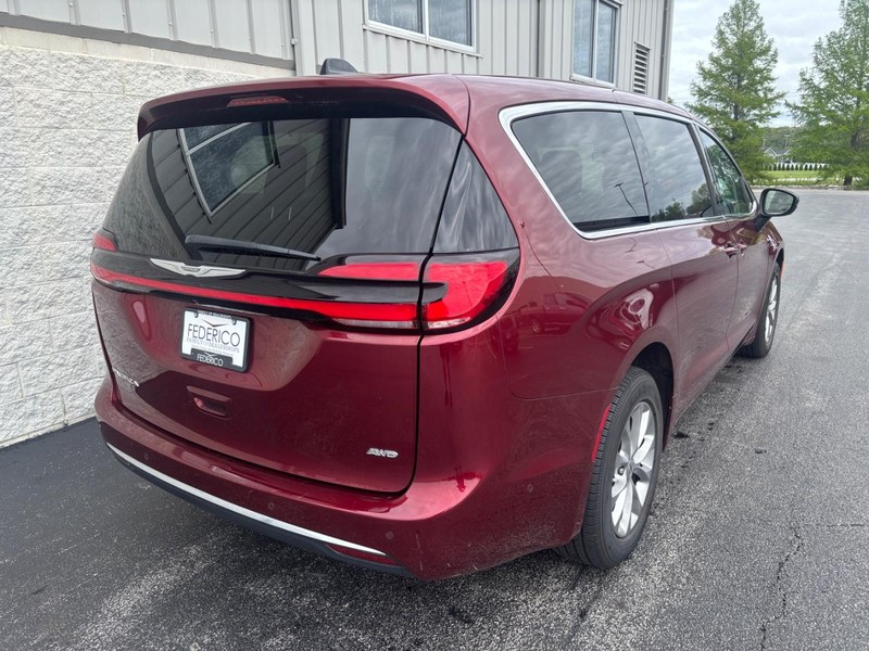 Chrysler Pacifica Vehicle Full-screen Gallery Image 03